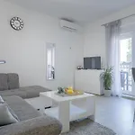 דירה Tena